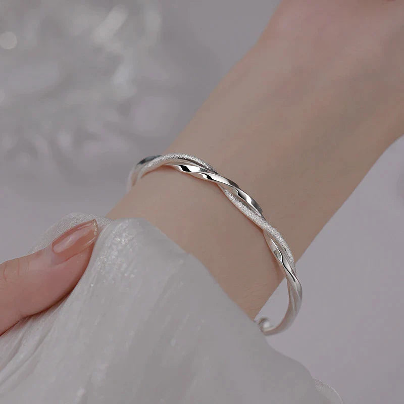 Gevlochten Zilveren Armband – Elegant Damesarmband met Moderne Textuur – Tijdloos Sieraad voor Elke Gelegenheid | Sansoti