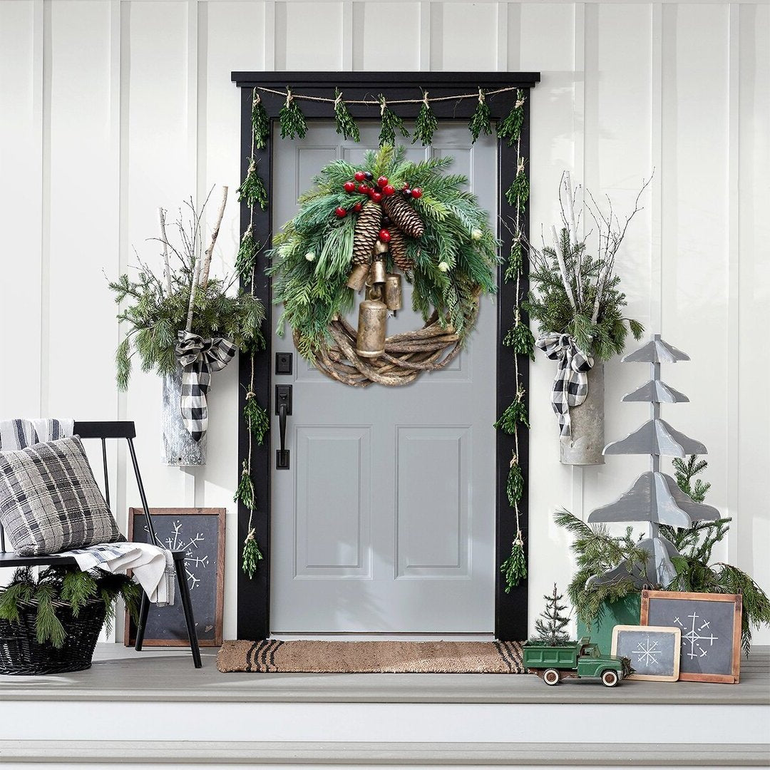 Couronne de Noël rustique avec pommes de pin et clochettes dorées pour décorer la porte et le mur, ambiance festive de Noël | Sansoti
