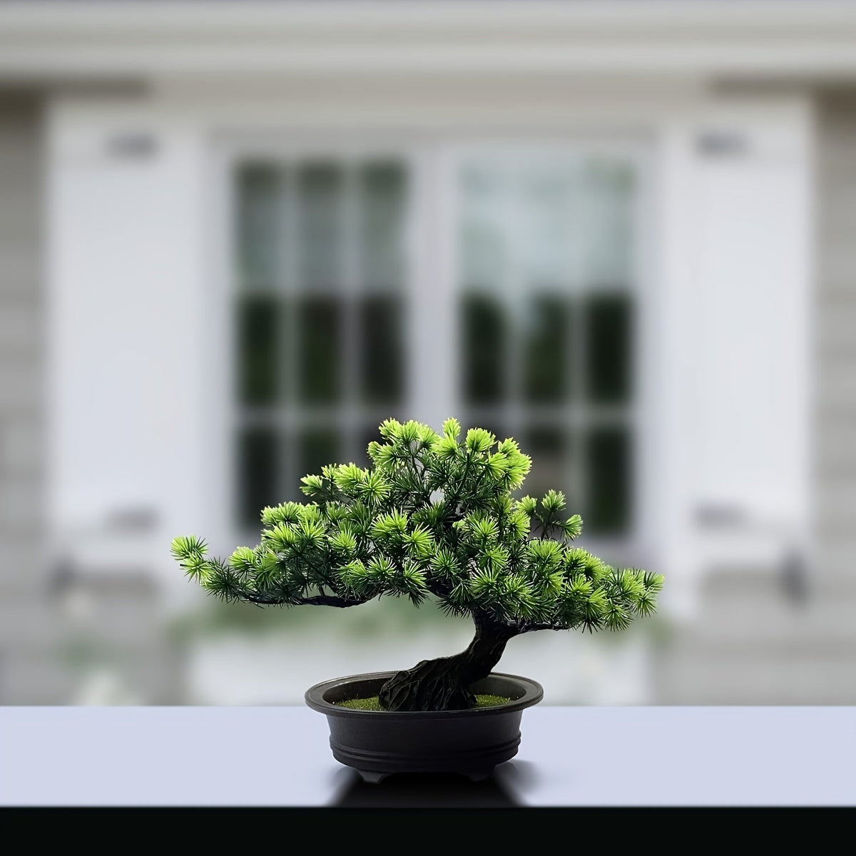 Kunstbonsai 24 cm met zwarte pot, realistische dennennaalden, decoratief groen voor vensterbank, bureau en woonkamer | Sansoti