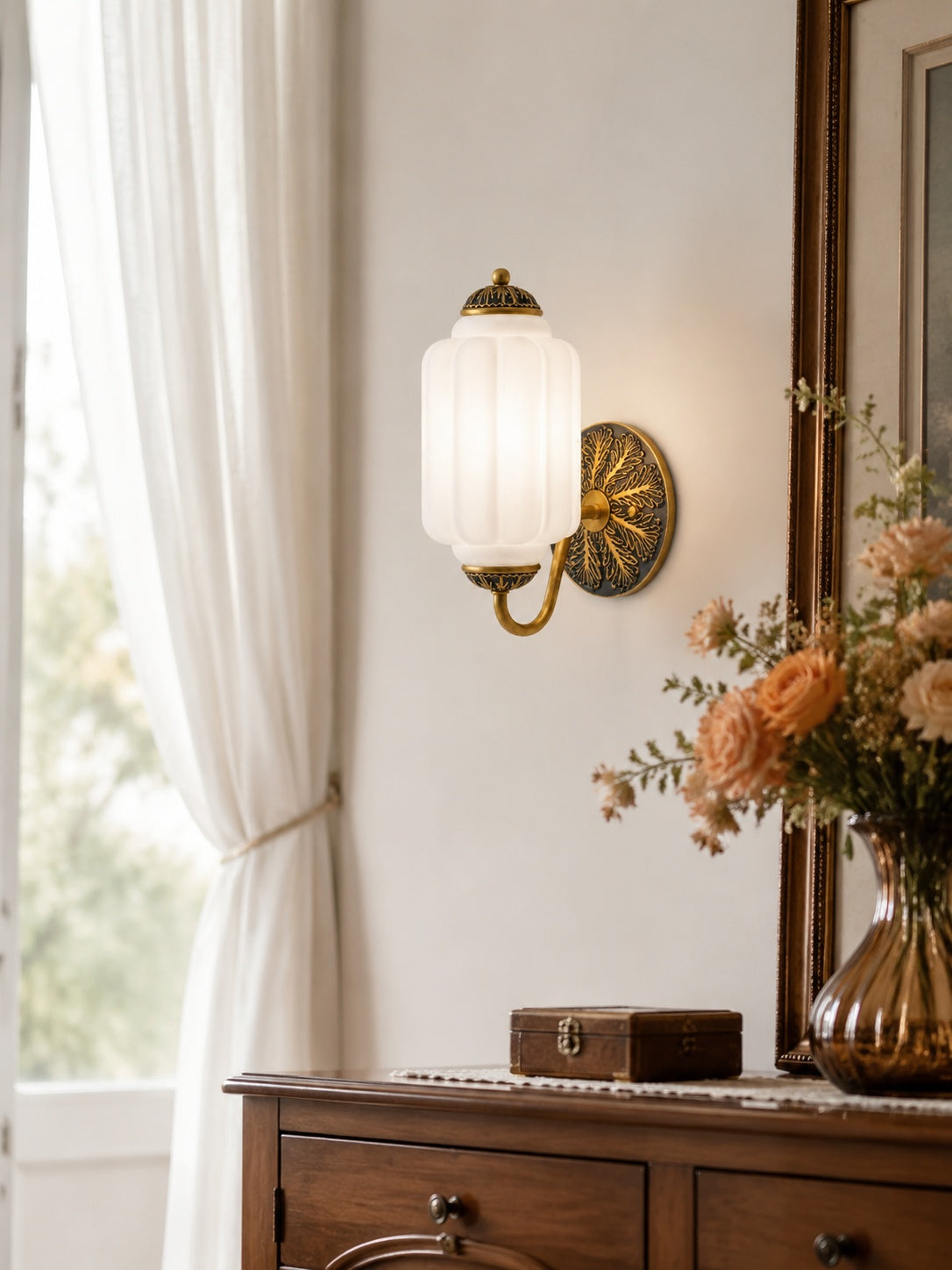 Melkglazen Wandlamp Eloise voor Hal en Slaapkamer | Vintage Wandverlichting met Melkwit Glas | Sansoti