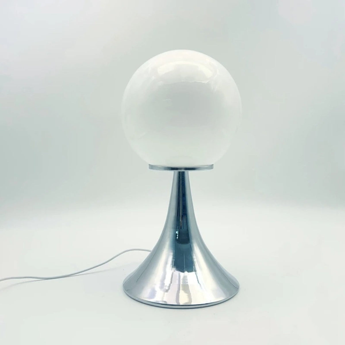 Tischleuchte mit Glaskugel und Metallfuß, Ambientebeleuchtung, Nachttisch, Schlafzimmer, Weiß, Orange, Rosa, Creme, Design | Sansoti