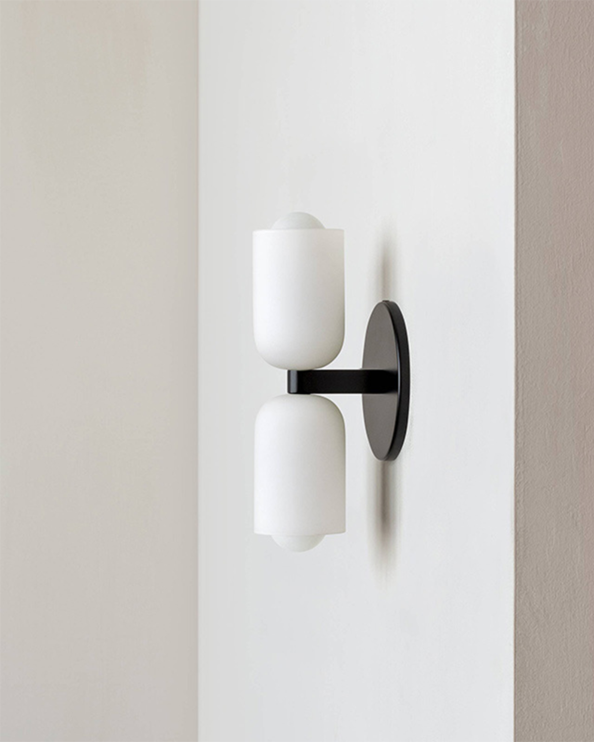 Wandlamp Dubbele Ronde Kap Zwart Frame Warm Sfeerlicht Slaapkamer Woonkamer Gang Minimalistische Wandverlichting Modern Japandi Scandinavisch Interieur | Sansoti