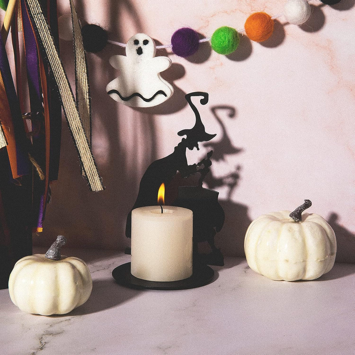 Hölzerne Halloween-Hexe mit schwarzer Katze, Stimmungsbild, dekoratives Tischobjekt, saisonale Herbstdekoration | Sansoti