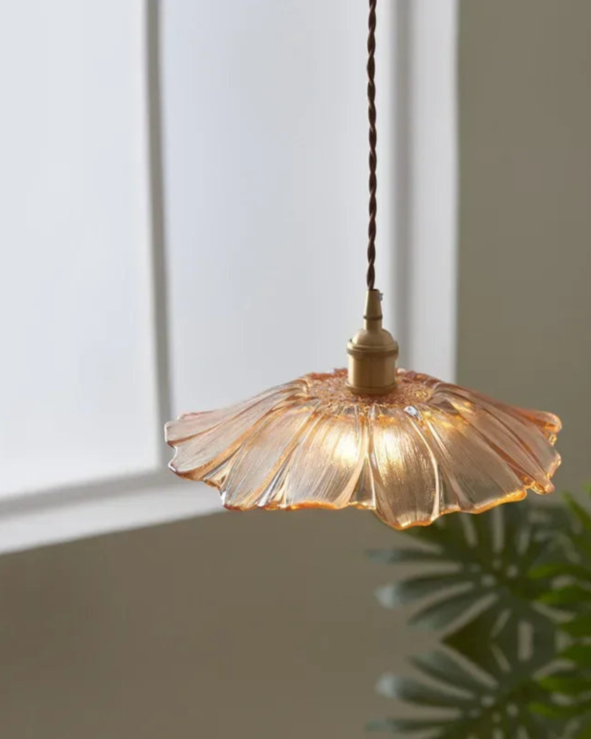 Skulpturale gläserne Pendelleuchte mit Messingfassung und warmem Licht – künstlerische Designer-Deckenleuchte für Esszimmer und Wohnzimmer | Restfield