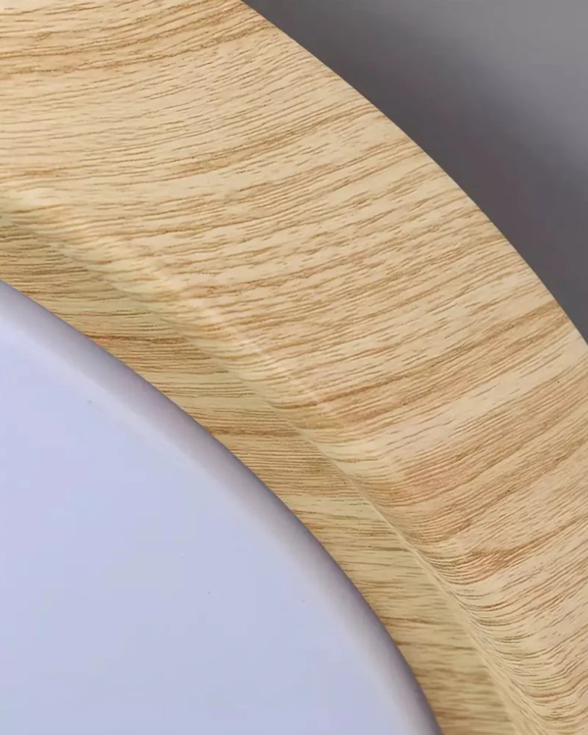 Ronde houten plafondlamp met warm diffuus licht voor serene woonruimtes | Sansoti