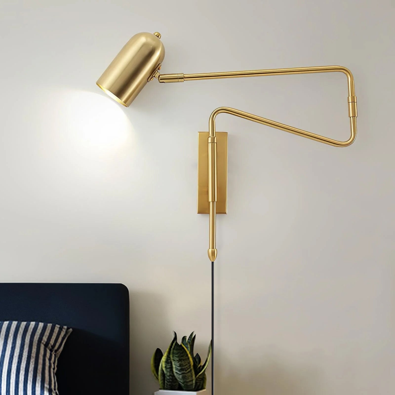 Verstelbare Wandlamp met Plug | Draaibare Arm en Zwenkkap | Perfect voor Slaapkamer en Leeshoek | Sansoti