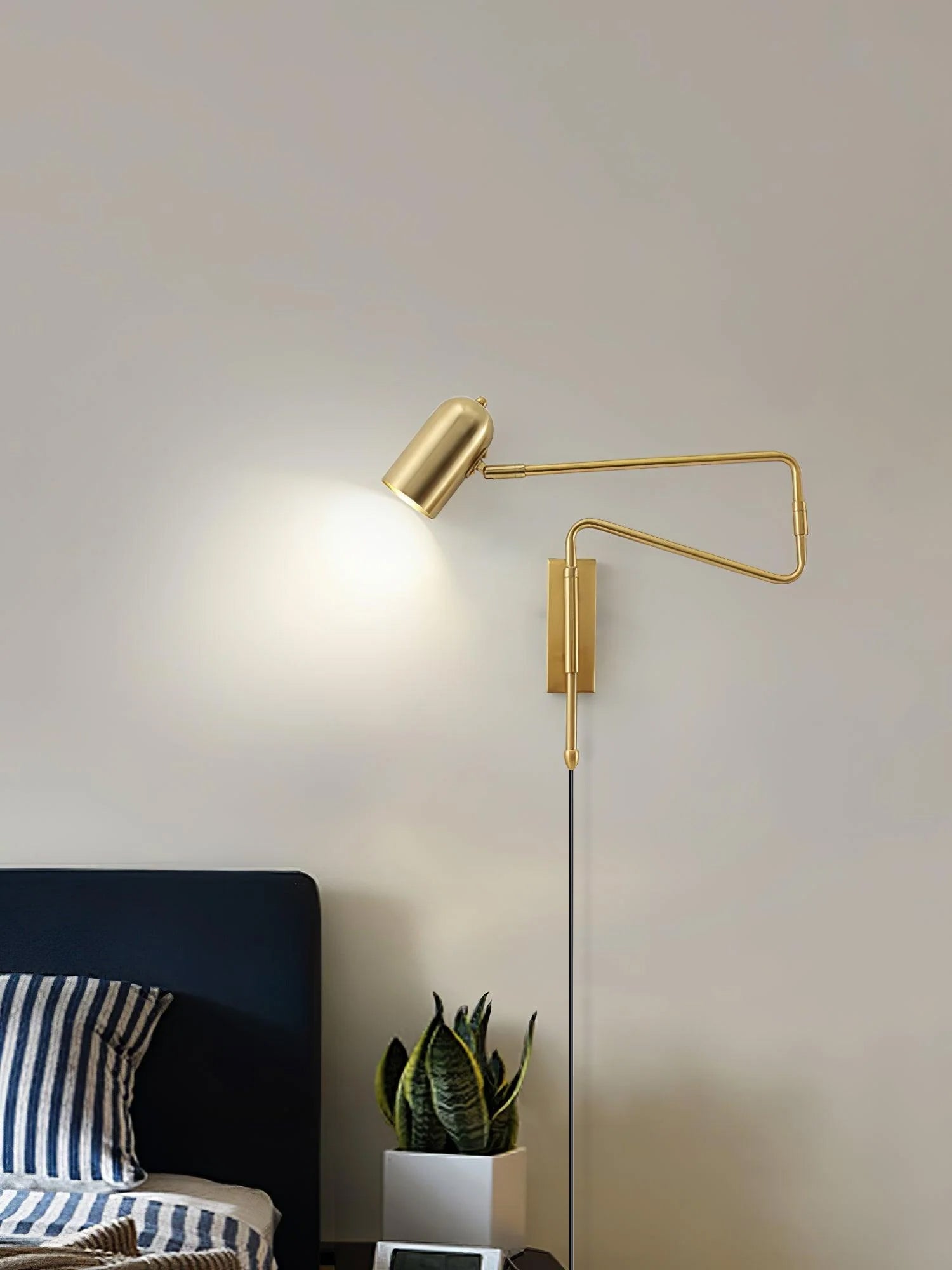 Verstelbare Wandlamp met Plug | Draaibare Arm en Zwenkkap | Perfect voor Slaapkamer en Leeshoek | Sansoti