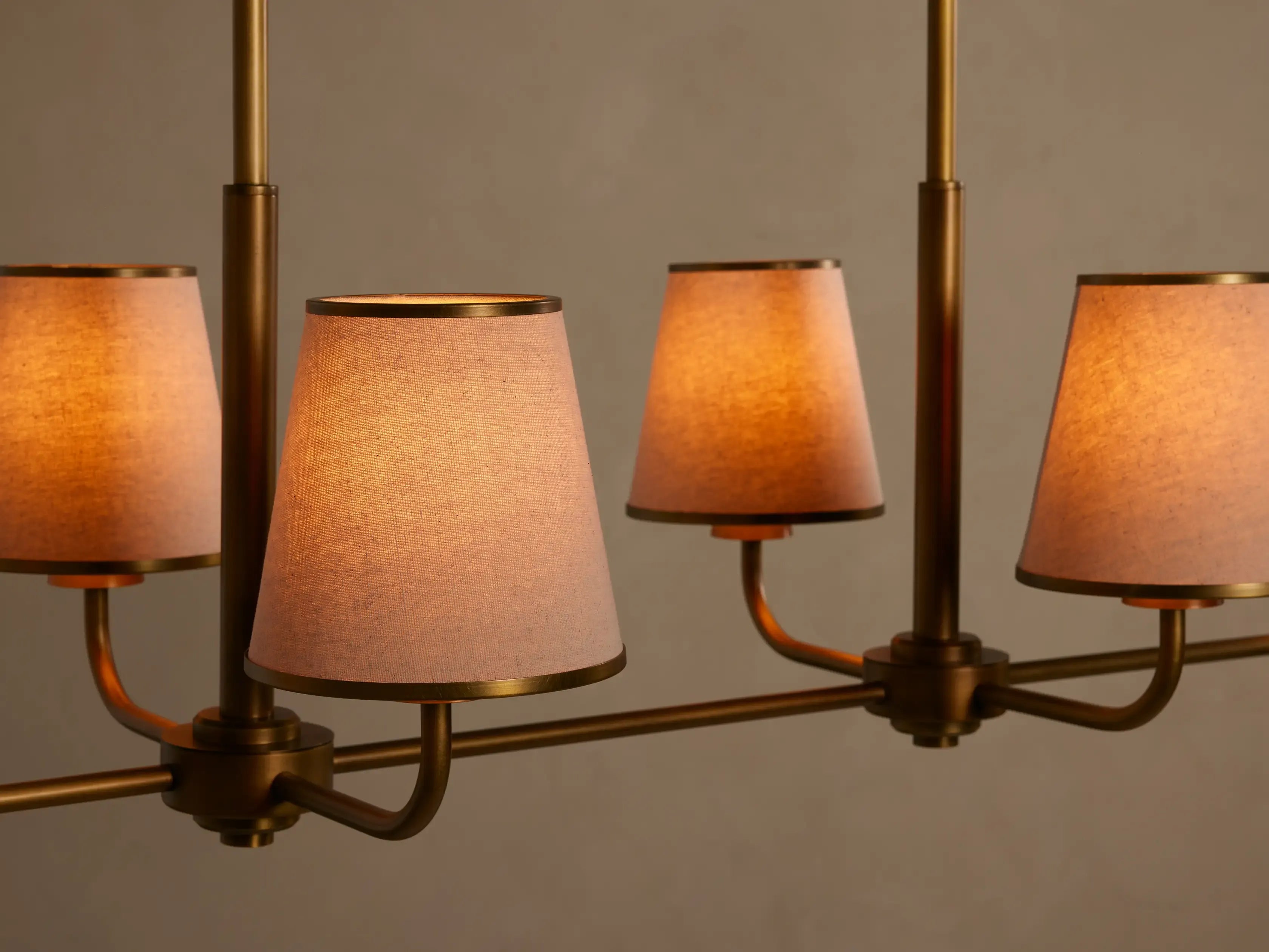 Lineaire Kroonluchter 6 Lichtpunten Messing Afwerking Plissé Kap Eetkamer Slaapkamer Woonkamer Hanglamp | Sansoti