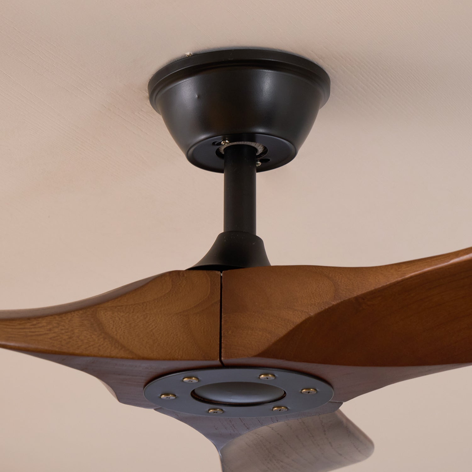 Plafondventilator met Houten Bladen en Stille DC Motor 106-132cm 6 Snelheden Afstandsbediening Klimaatbeheersing voor Woonkamer Slaapkamer Ventilatie | Sansoti
