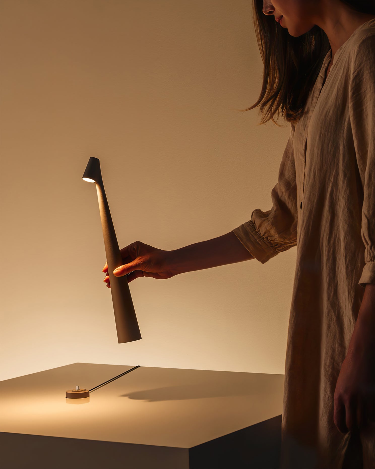 Oplaadbare Tafellamp Aluminium Dimbaar LED Touch Bedlamp Draadloos Design Kegelvormige Lampenkap Modern 45cm Acculamp | Sansoti