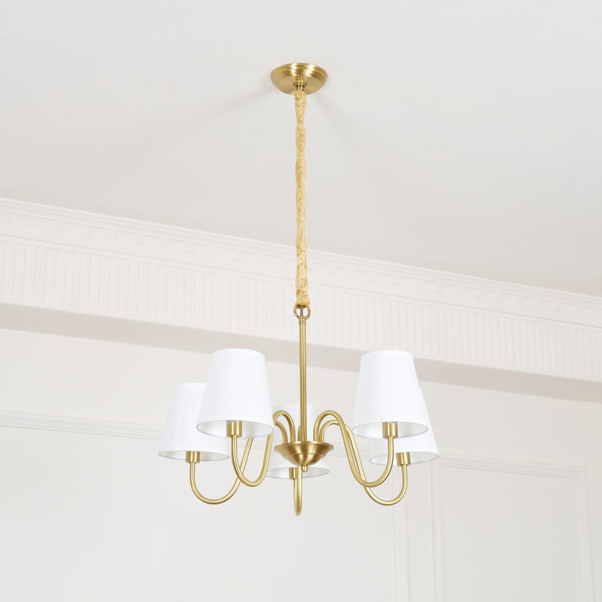 Klassischer Stoff-Kronleuchter mit Messingrahmen, mehreren Leuchtstellen und elegantem weißen Design für das Wohnzimmer | Sansoti