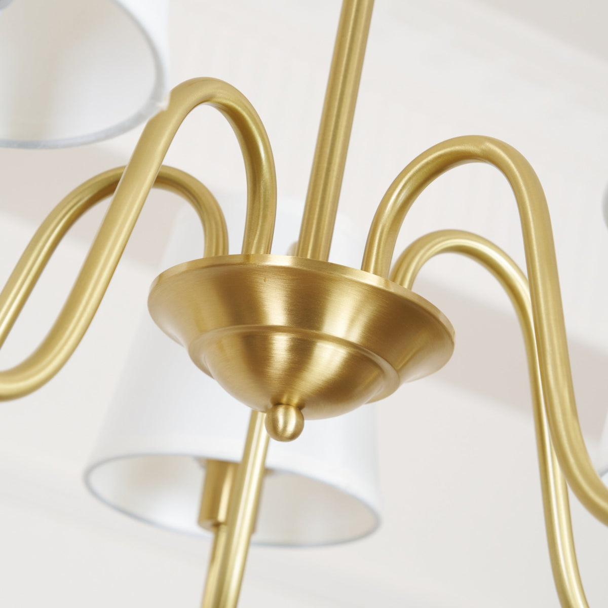 Klassischer Stoff-Kronleuchter mit Messingrahmen, mehreren Leuchtstellen und elegantem weißen Design für das Wohnzimmer | Sansoti