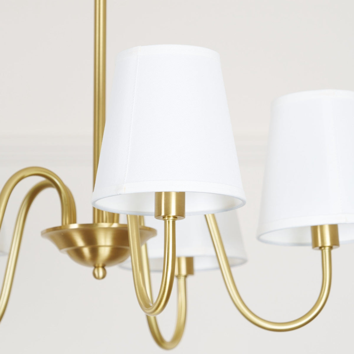 Klassischer Stoff-Kronleuchter mit Messingrahmen, mehreren Leuchtstellen und elegantem weißen Design für das Wohnzimmer | Sansoti
