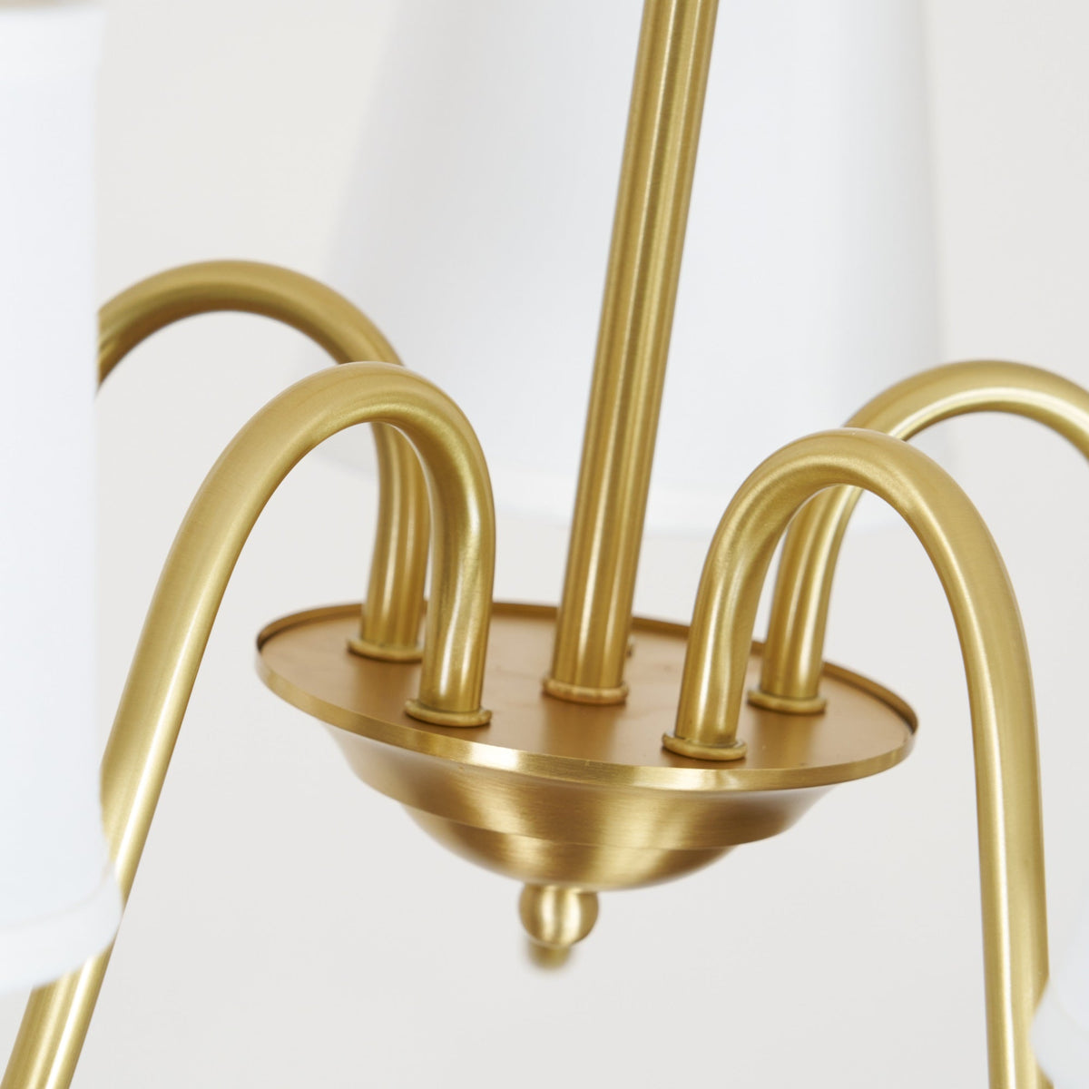 Klassischer Stoff-Kronleuchter mit Messingrahmen, mehreren Leuchtstellen und elegantem weißen Design für das Wohnzimmer | Sansoti