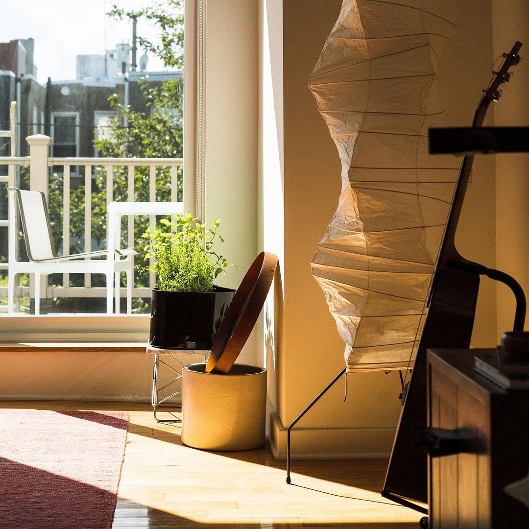 Japanse Washi Vloerlamp Centipede 190 cm Zwart IJzer Handgemaakt Mulberry Papier Ambient Verlichting 1951 Gifu Design | Sansoti