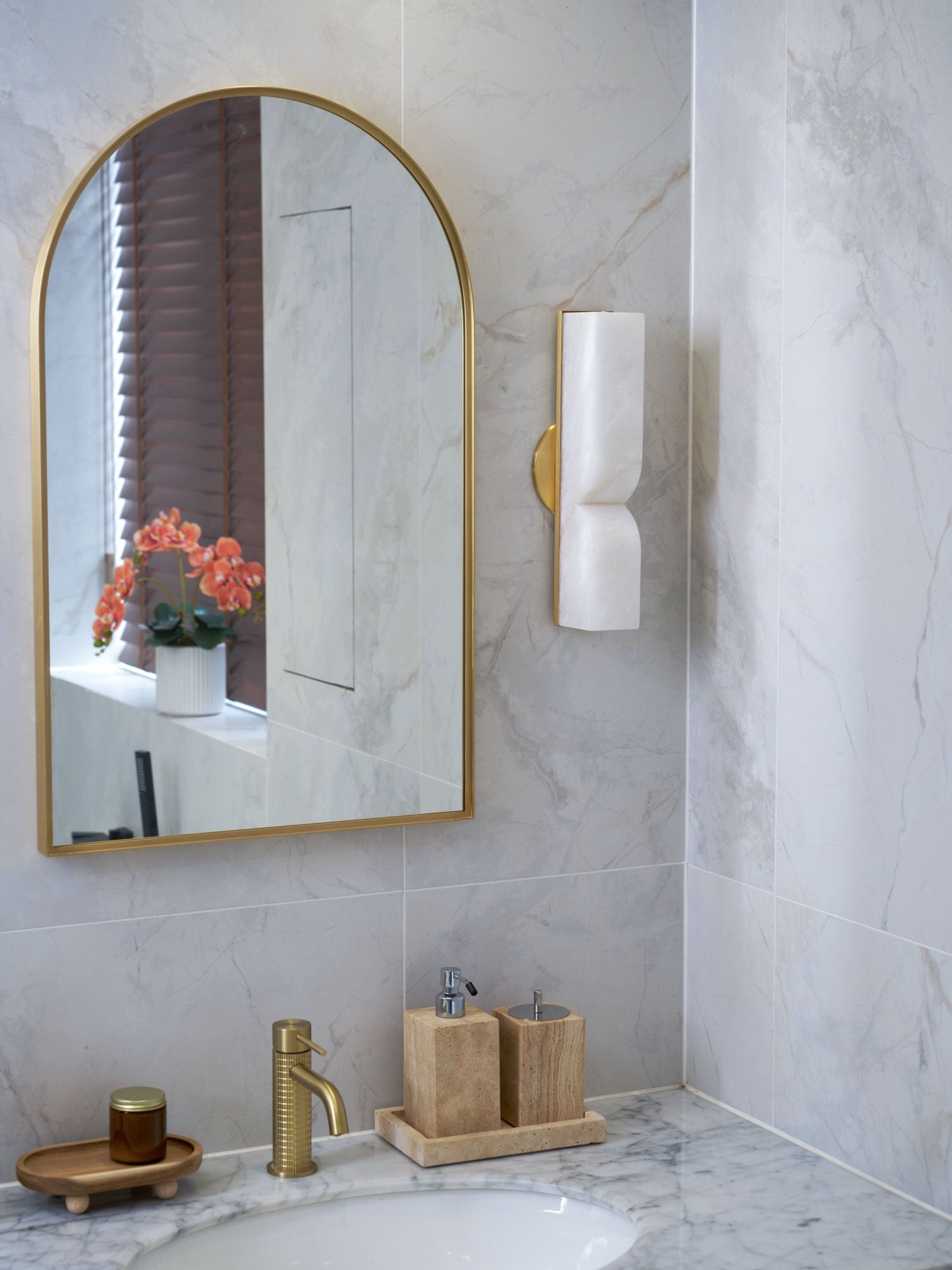 Natuursteen Wandlamp – Massief Alabaster met Organische Vormgeving & Warm Licht | Sansoti