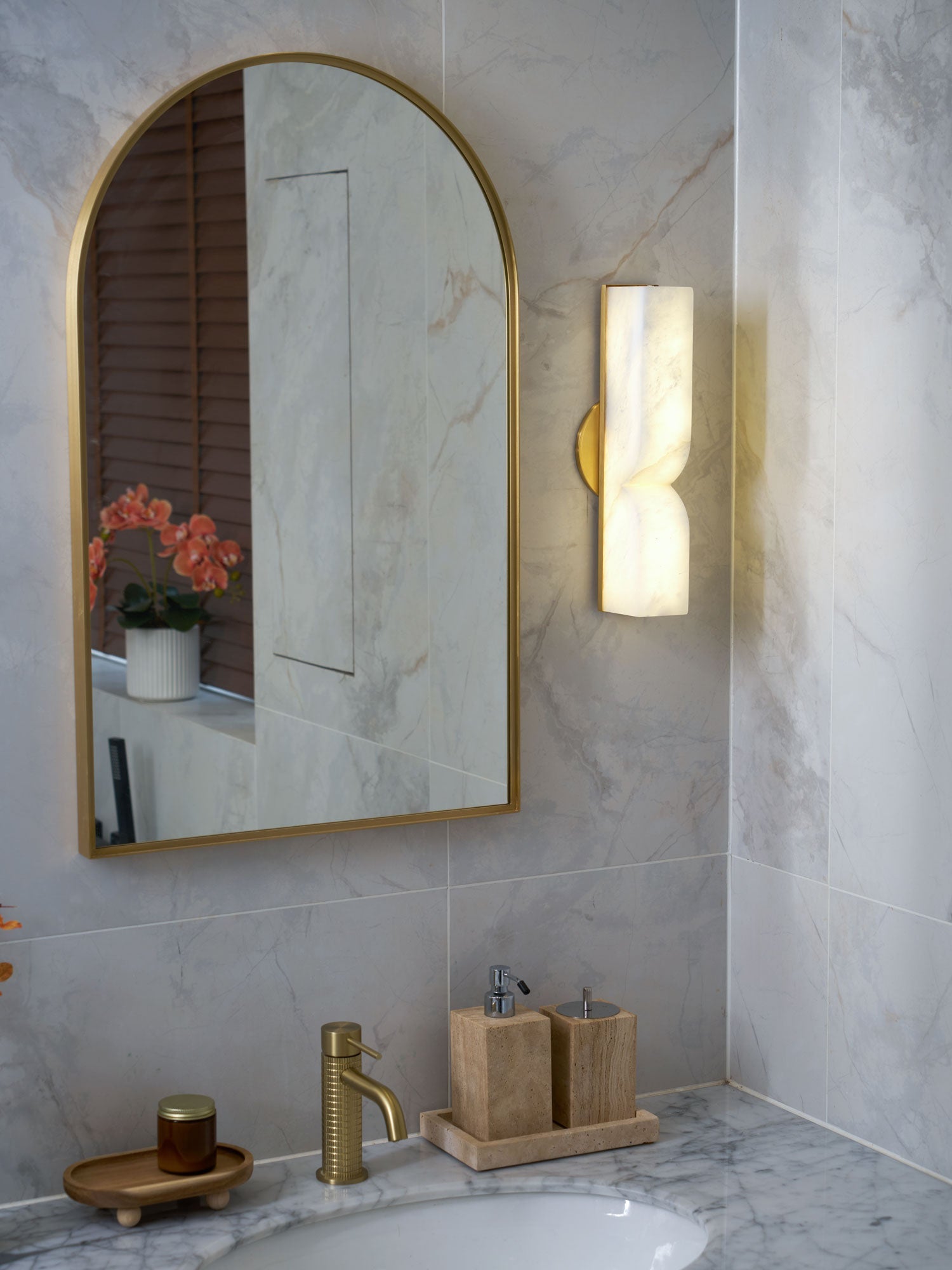 Natuursteen Wandlamp – Massief Alabaster met Organische Vormgeving & Warm Licht | Sansoti