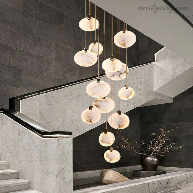 Lustre pour cage d’escalier en albâtre et laiton Haut plafond Puits de lumière Suspension Plusieurs points lumineux Luxe | Sansoti