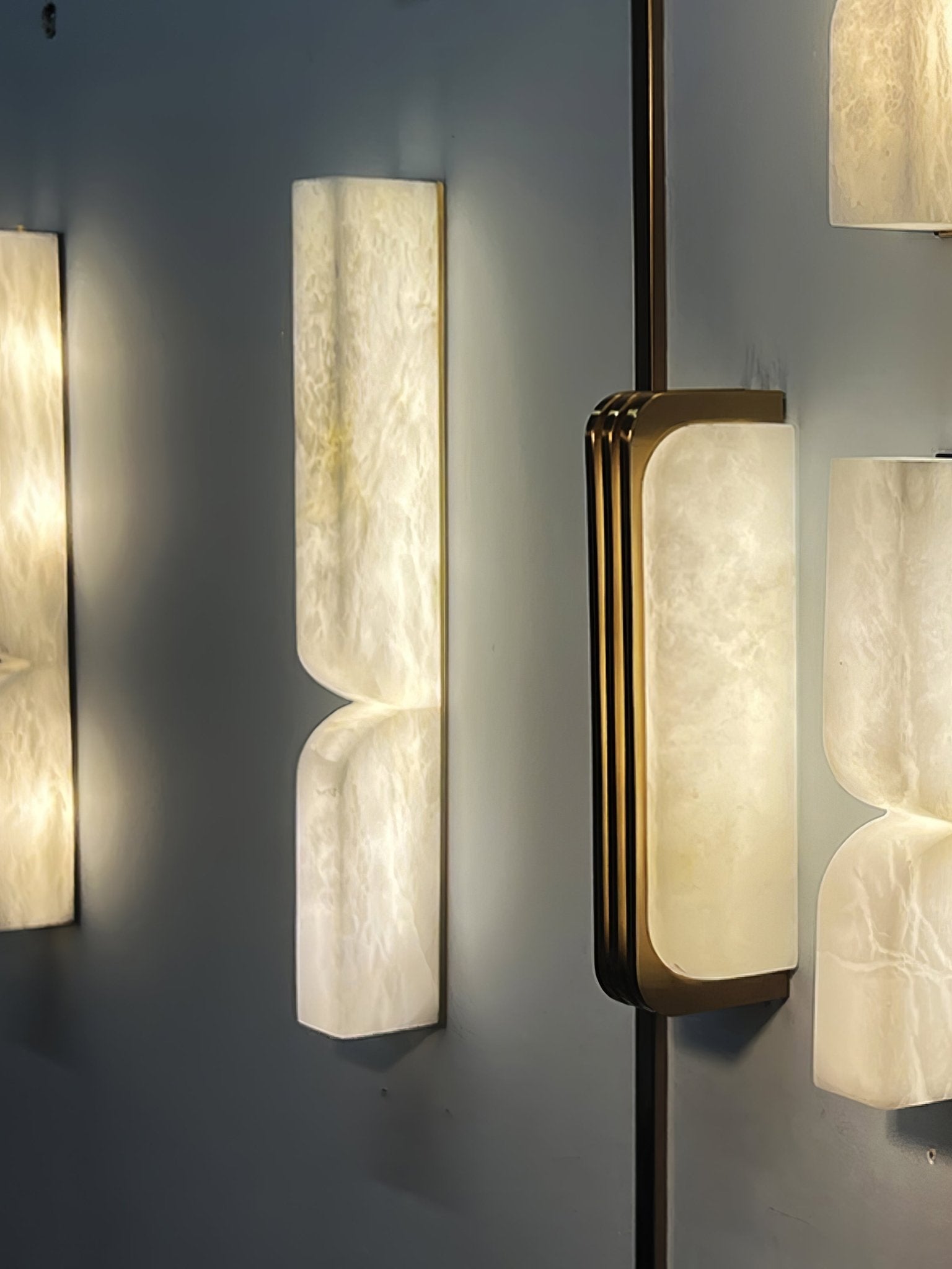 Natuursteen Wandlamp – Massief Alabaster met Organische Vormgeving & Warm Licht | Sansoti