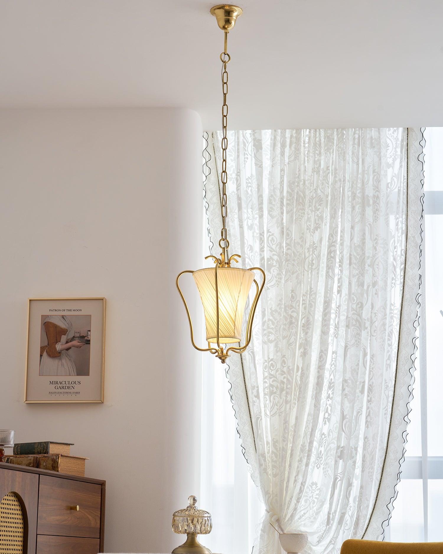 Vintage Hanglamp met Messing Afwerking en Plooistof Kap – Warm Lantaarnontwerp voor Keuken en Hal | Sansoti