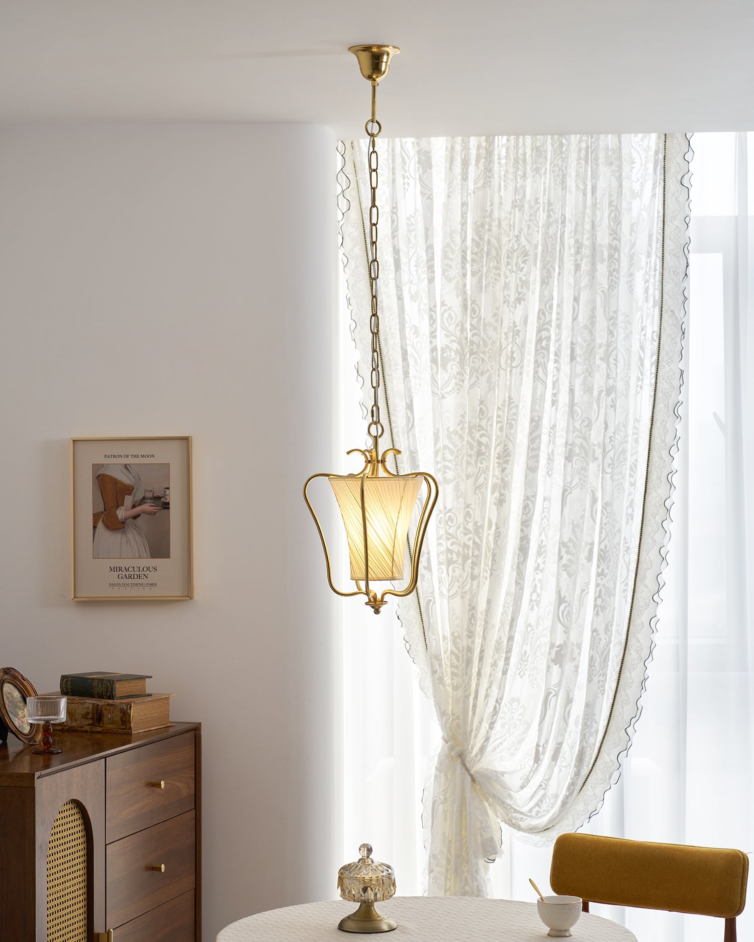 Vintage Hanglamp met Messing Afwerking en Plooistof Kap – Warm Lantaarnontwerp voor Keuken en Hal | Sansoti
