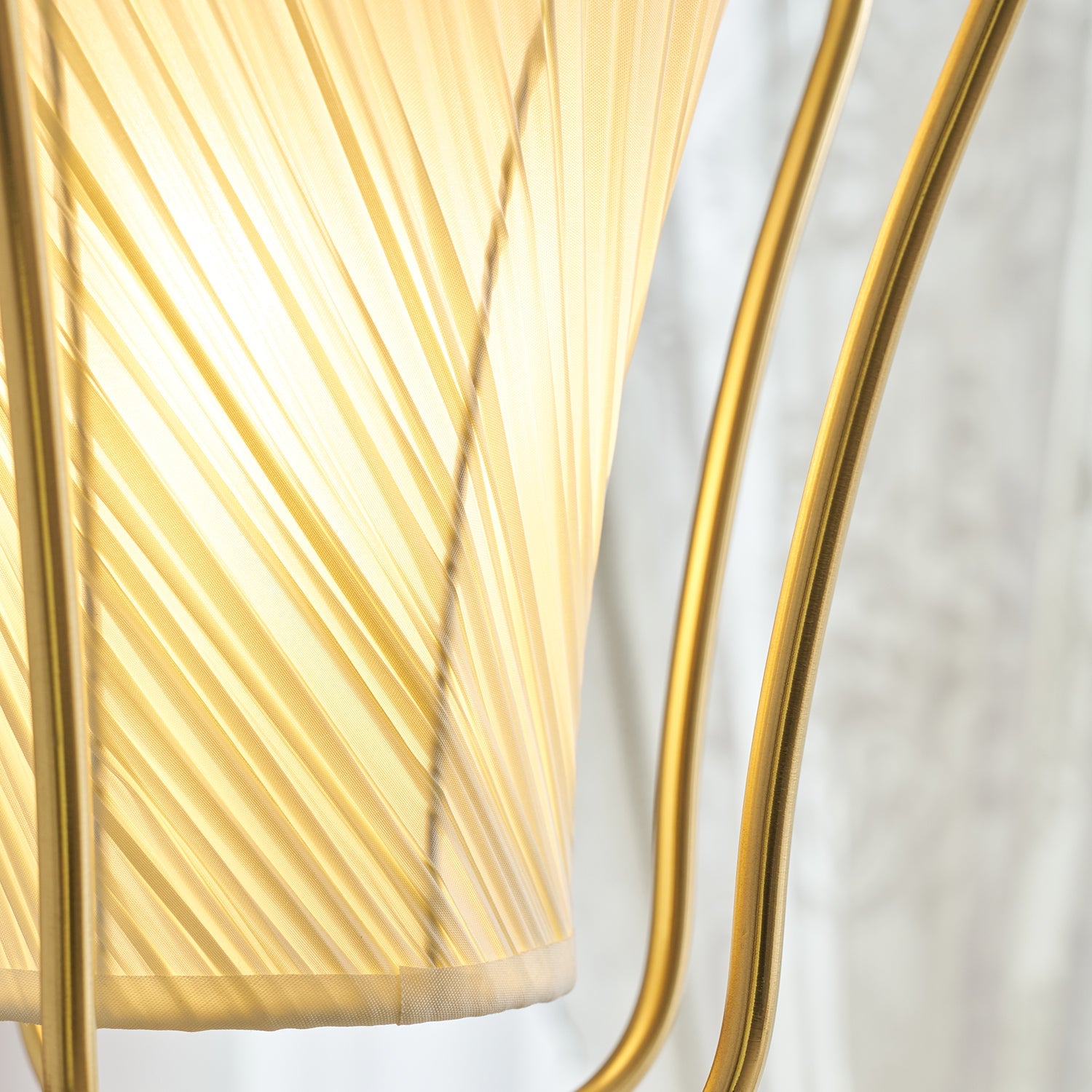 Vintage Hanglamp met Messing Afwerking en Plooistof Kap – Warm Lantaarnontwerp voor Keuken en Hal | Sansoti