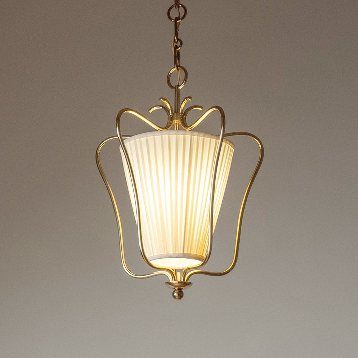 Vintage Hanglamp met Messing Afwerking en Plooistof Kap – Warm Lantaarnontwerp voor Keuken en Hal | Sansoti
