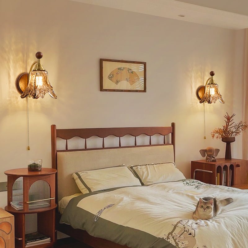 Vintage Wandlamp Met Amber Glazen Kap En Houten Wandplaat In Walnootkleur | Sansoti