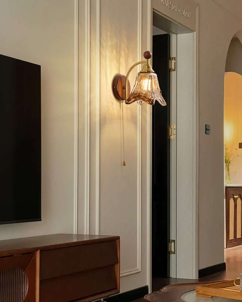 Vintage Wandlamp Met Amber Glazen Kap En Houten Wandplaat In Walnootkleur | Sansoti