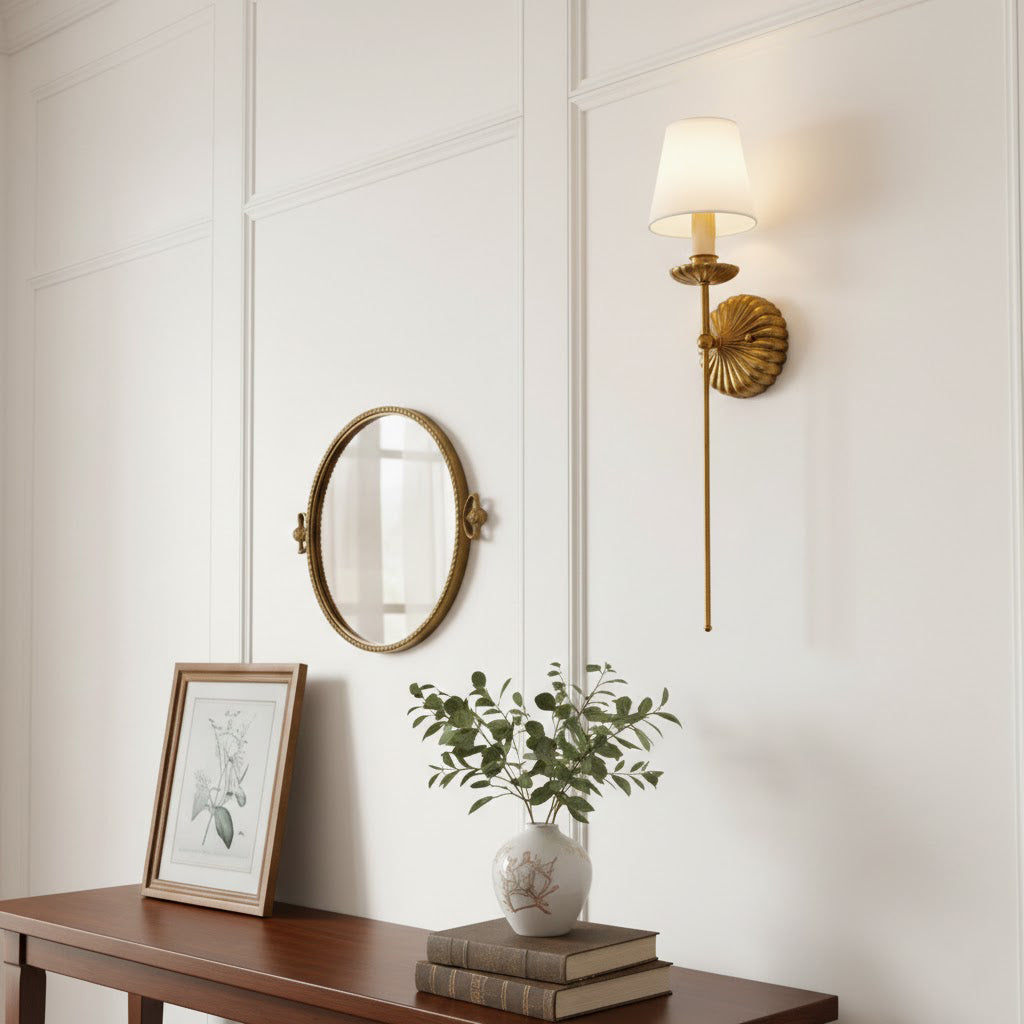 Luxe dubbele wandlamp met stoffen kap en antiek goud bladgoud afwerking voor hal en woonkamer | Sansoti
