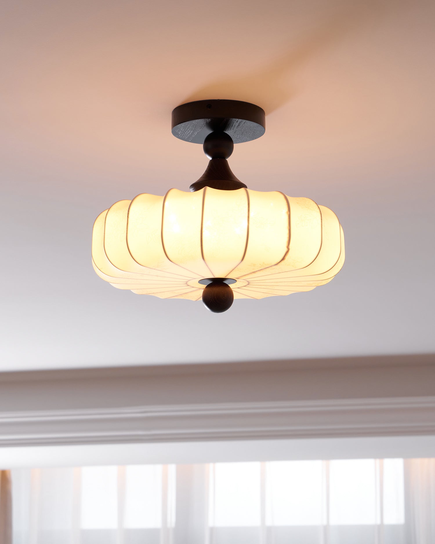 Anela Plafondlamp Walnoot met Beige Gevlochten Kap – Retro Scandinavische Hanglamp met Geïntegreerde LED – Dimbare Plafondverlichting | Sansoti