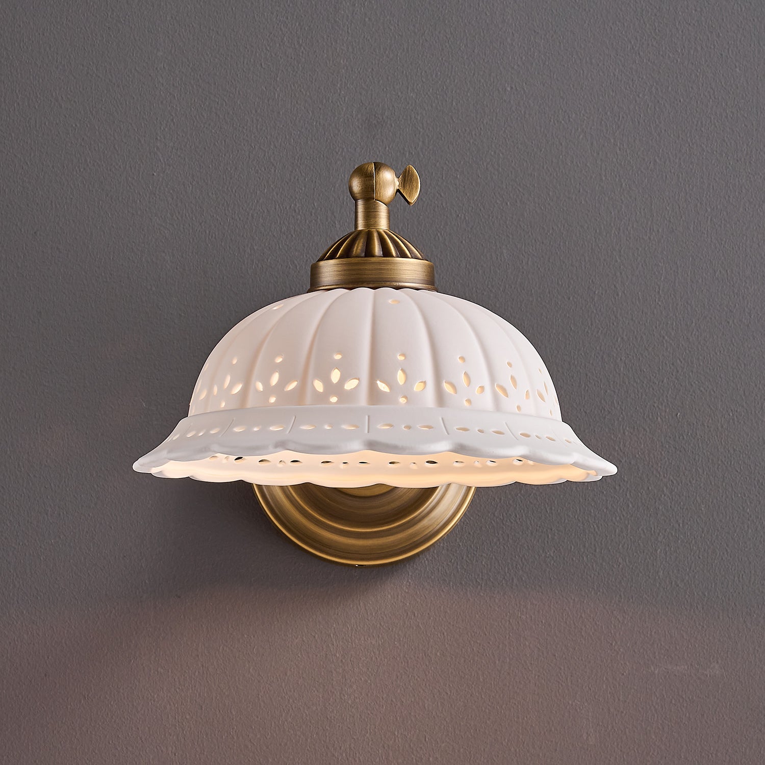 Keramische Wandlamp met Messing Armature | Vintage Victorian Stijl | Antique Brass Finish & Opengewerkte Kap | Sansoti