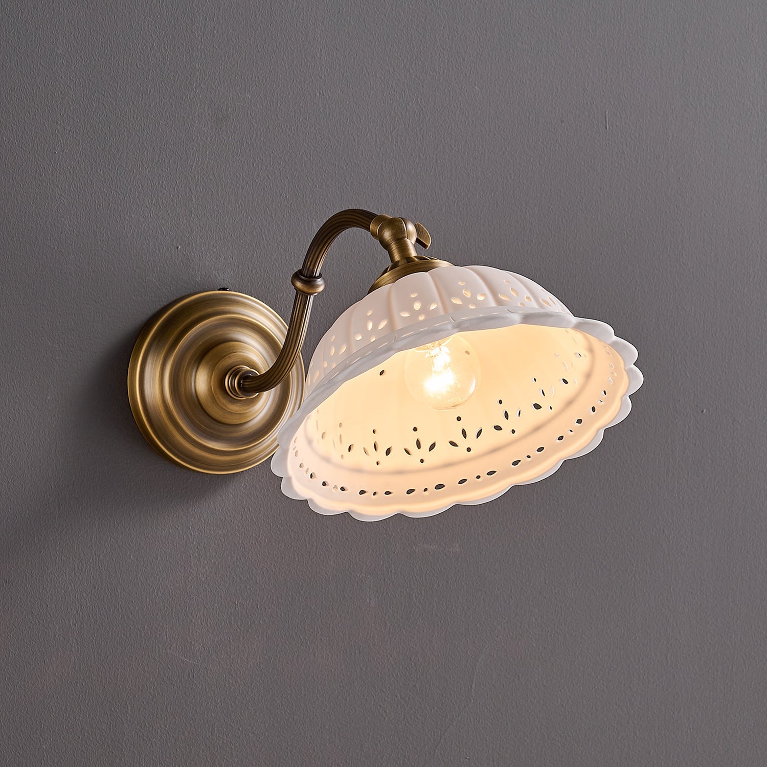 Keramische Wandlamp met Messing Armature | Vintage Victorian Stijl | Antique Brass Finish & Opengewerkte Kap | Sansoti