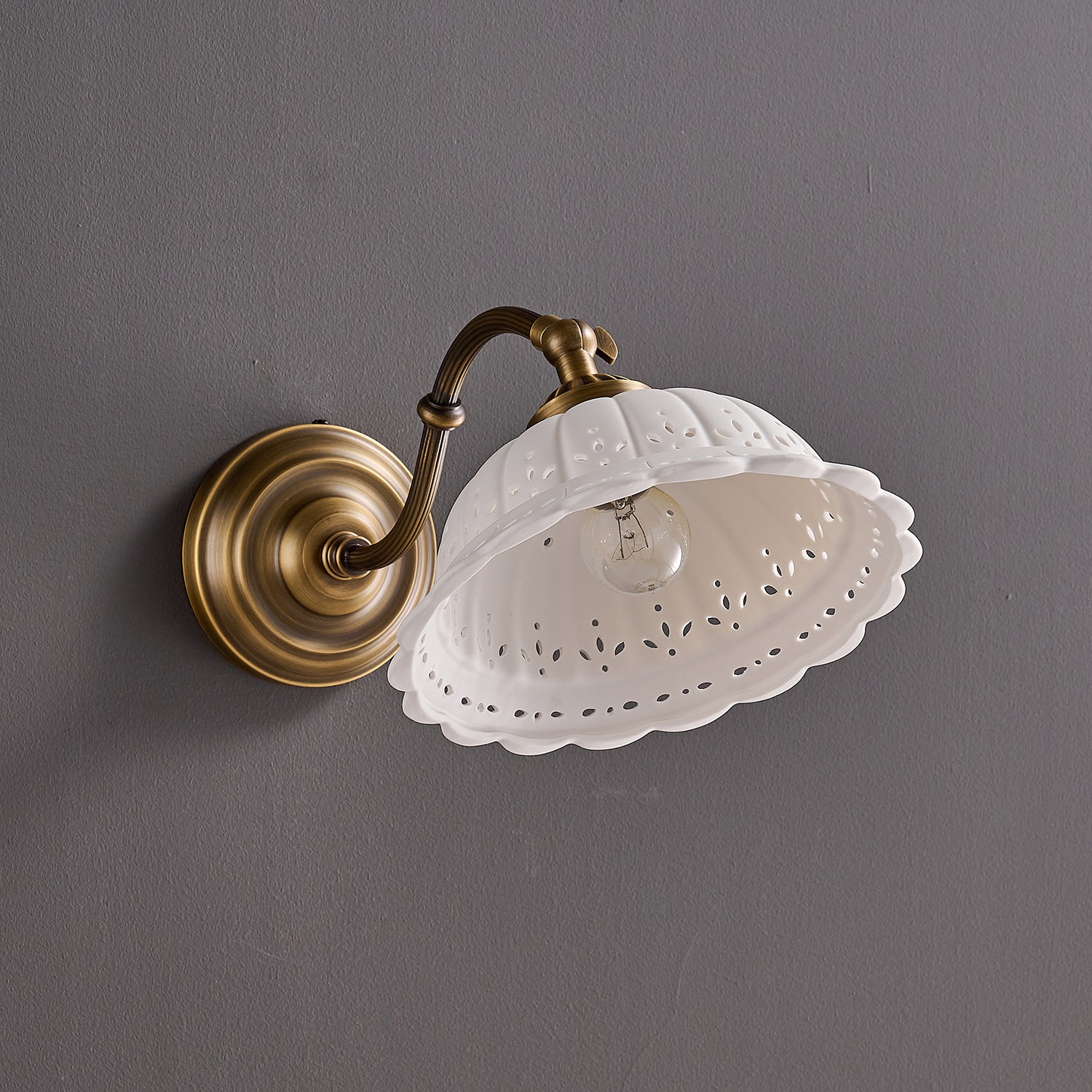 Keramische Wandlamp met Messing Armature | Vintage Victorian Stijl | Antique Brass Finish & Opengewerkte Kap | Sansoti