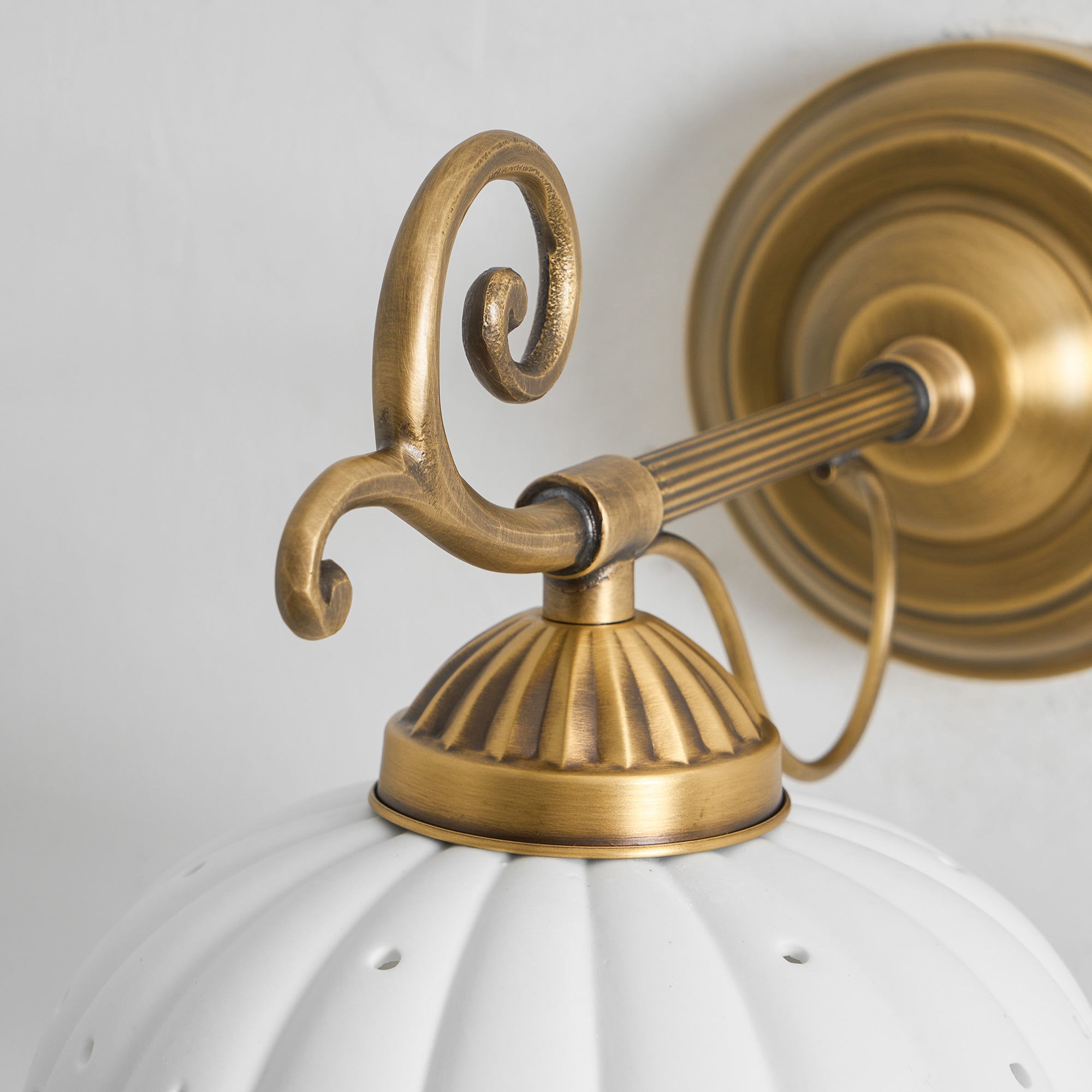 Keramische Wandlamp met Messing Armature | Vintage Victorian Stijl | Antique Brass Finish & Opengewerkte Kap | Sansoti