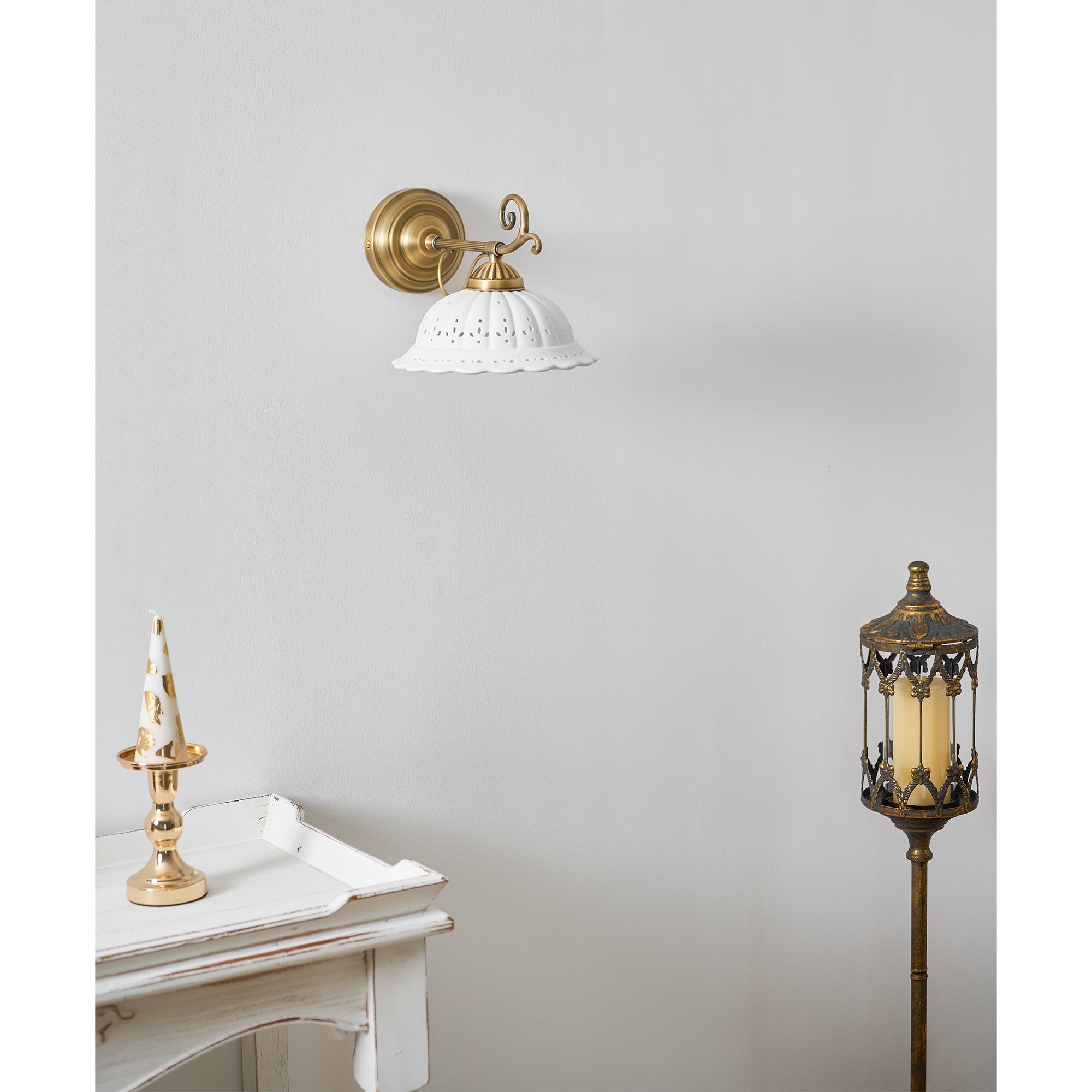 Keramische Wandlamp met Messing Armature | Vintage Victorian Stijl | Antique Brass Finish & Opengewerkte Kap | Sansoti