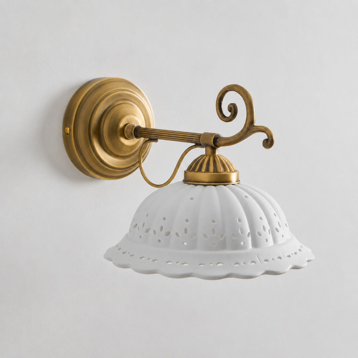 Keramische Wandlamp met Messing Armature | Vintage Victorian Stijl | Antique Brass Finish & Opengewerkte Kap | Sansoti