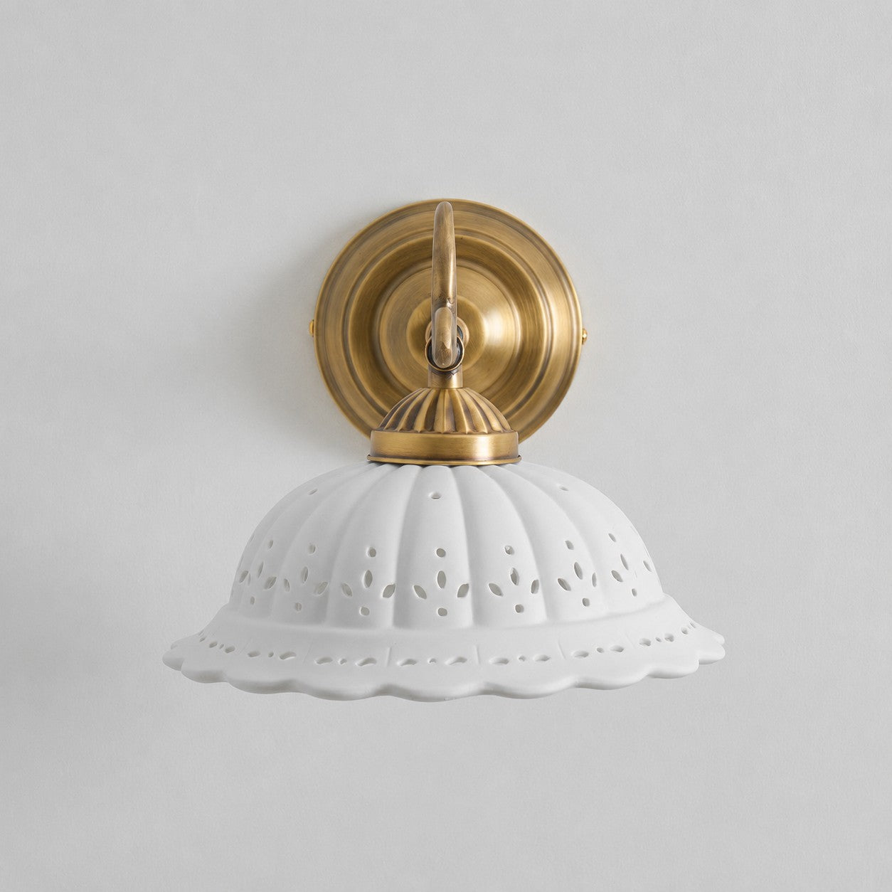Keramische Wandlamp met Messing Armature | Vintage Victorian Stijl | Antique Brass Finish & Opengewerkte Kap | Sansoti