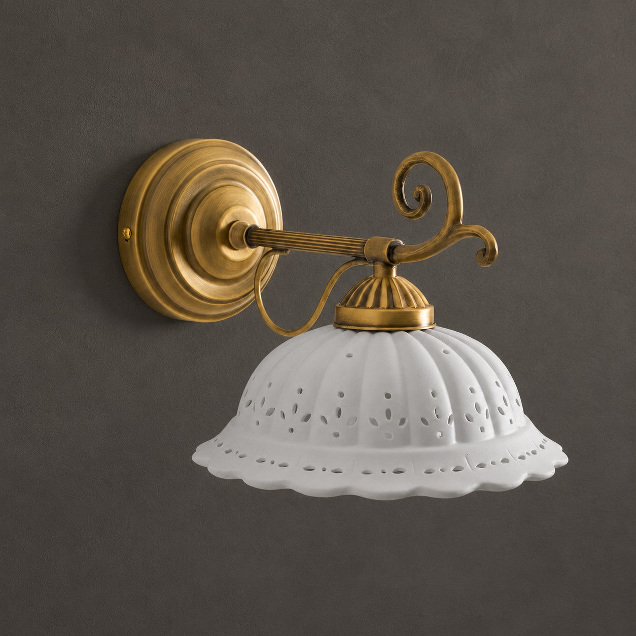 Keramische Wandlamp met Messing Armature | Vintage Victorian Stijl | Antique Brass Finish & Opengewerkte Kap | Sansoti