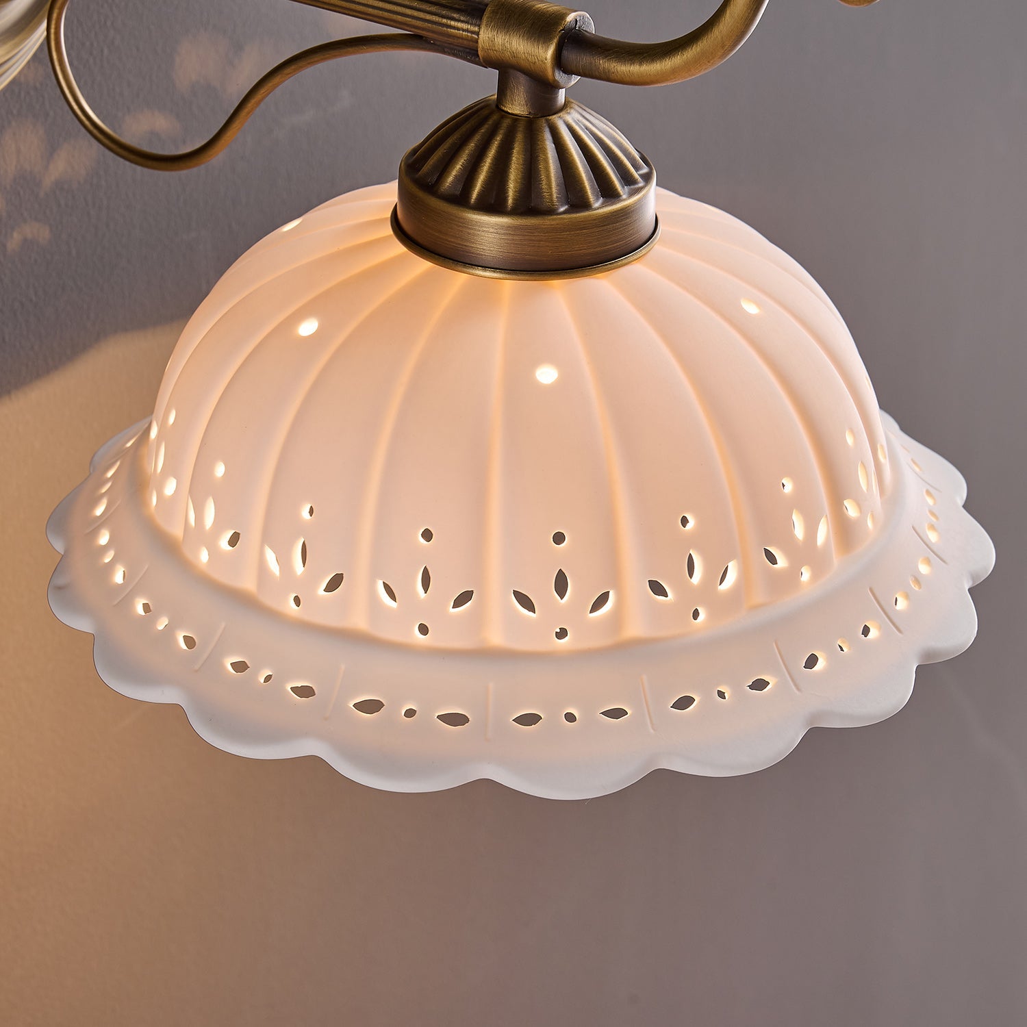 Keramische Wandlamp met Messing Armature | Vintage Victorian Stijl | Antique Brass Finish & Opengewerkte Kap | Sansoti