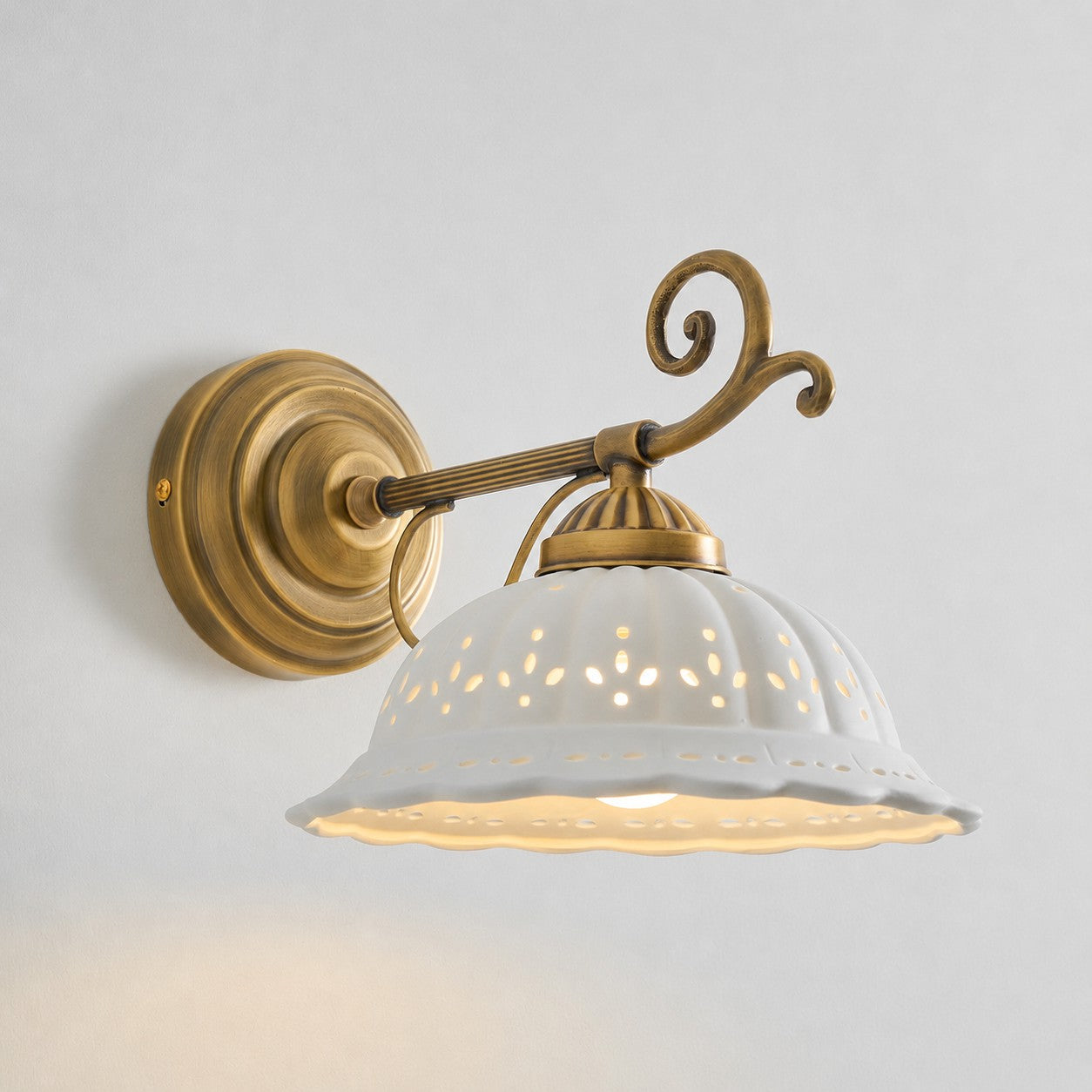Keramische Wandlamp met Messing Armature | Vintage Victorian Stijl | Antique Brass Finish & Opengewerkte Kap | Sansoti