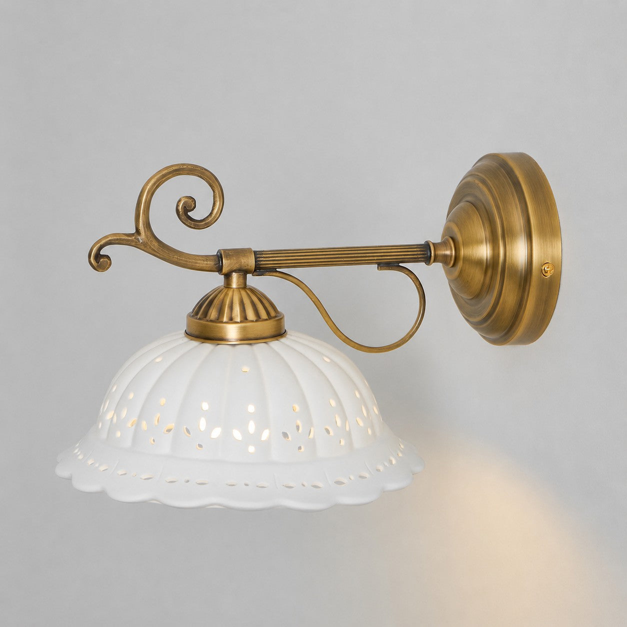 Keramische Wandlamp met Messing Armature | Vintage Victorian Stijl | Antique Brass Finish & Opengewerkte Kap | Sansoti