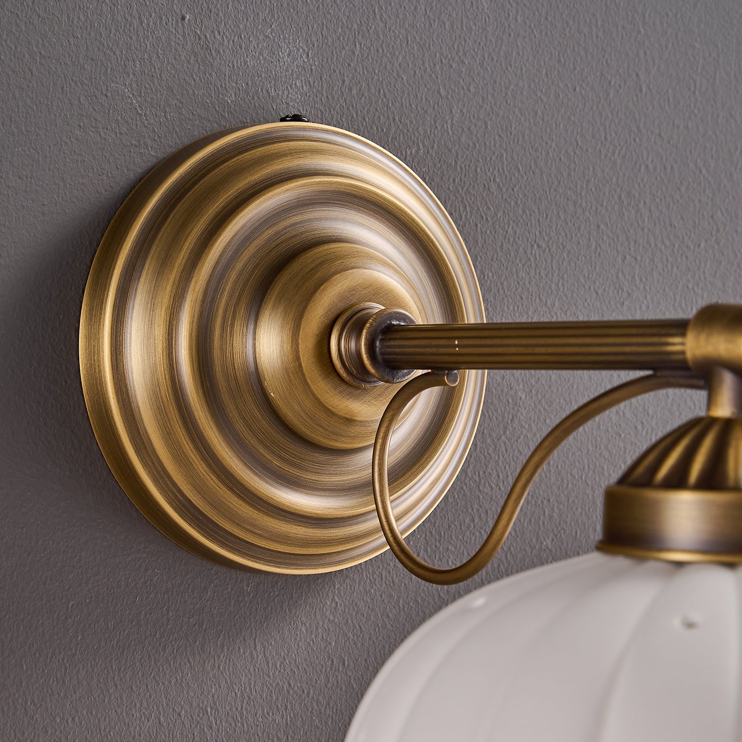 Keramische Wandlamp met Messing Armature | Vintage Victorian Stijl | Antique Brass Finish & Opengewerkte Kap | Sansoti