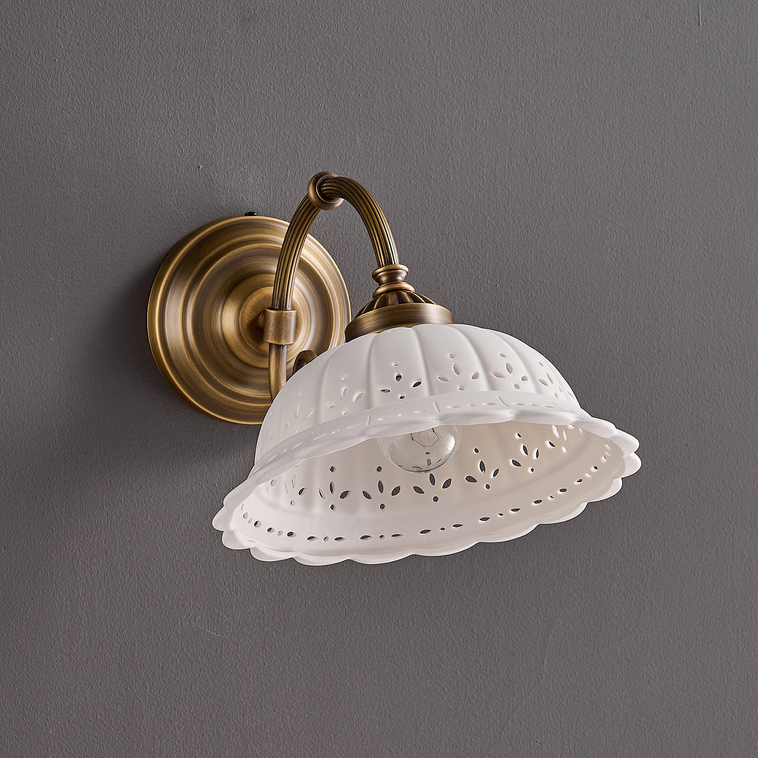 Keramische Wandlamp met Messing Armature | Vintage Victorian Stijl | Antique Brass Finish & Opengewerkte Kap | Sansoti