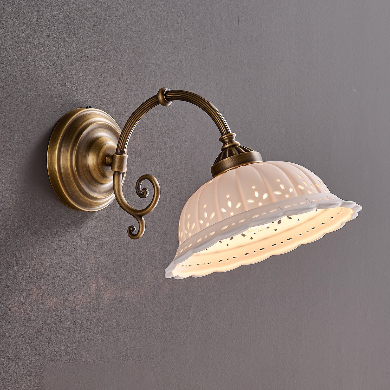 Keramische Wandlamp met Messing Armature | Vintage Victorian Stijl | Antique Brass Finish & Opengewerkte Kap | Sansoti