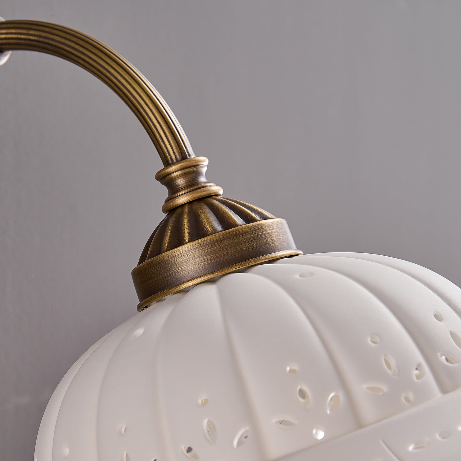 Keramische Wandlamp met Messing Armature | Vintage Victorian Stijl | Antique Brass Finish & Opengewerkte Kap | Sansoti