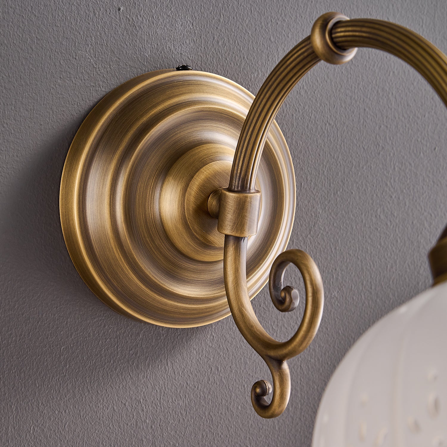 Keramische Wandlamp met Messing Armature | Vintage Victorian Stijl | Antique Brass Finish & Opengewerkte Kap | Sansoti
