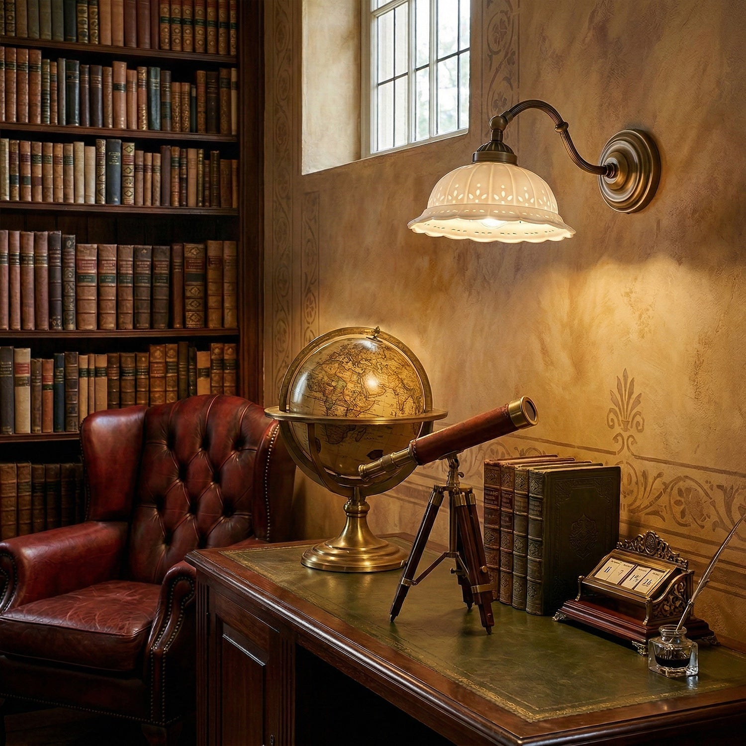 Keramische Wandlamp met Messing Armature | Vintage Victorian Stijl | Antique Brass Finish & Opengewerkte Kap | Sansoti