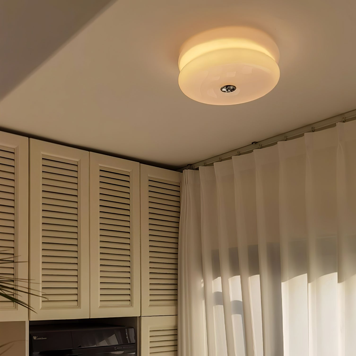 Art-déco-Deckenleuchte mit geometrischem Design und warmem LED-Licht für stilvolle Interieurs | Restfield