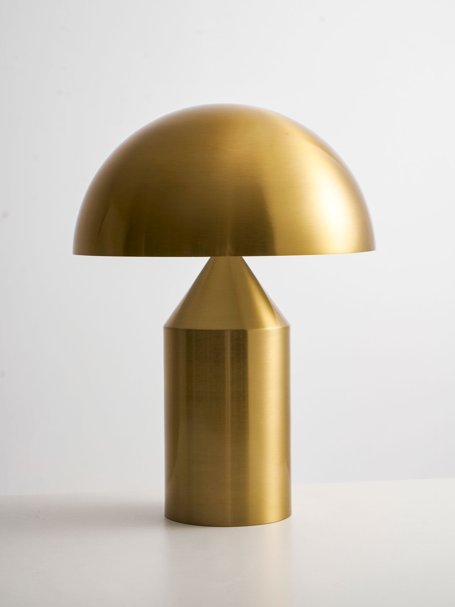 Metalen Tafellamp met Geometrische Vormen — Iconisch Italiaans Design in Twee Maten — Vijf Afwerkingen Verkrijgbaar | Sansoti